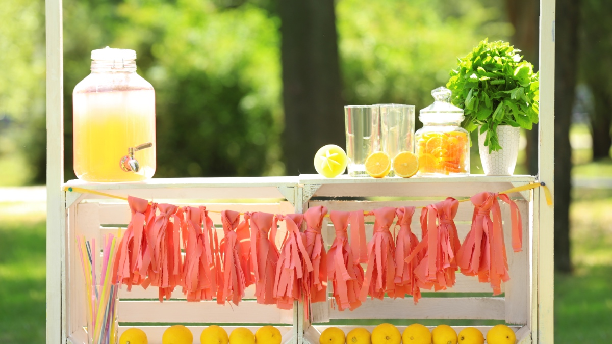 Hölzerner Limonadenstand im Park.