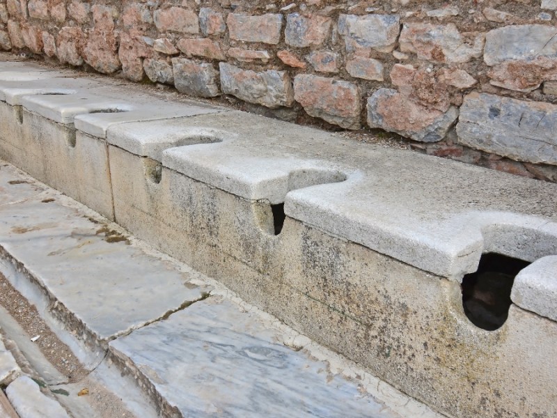 Antike römische öffentliche Latrinen in Ephesus, Türkei.