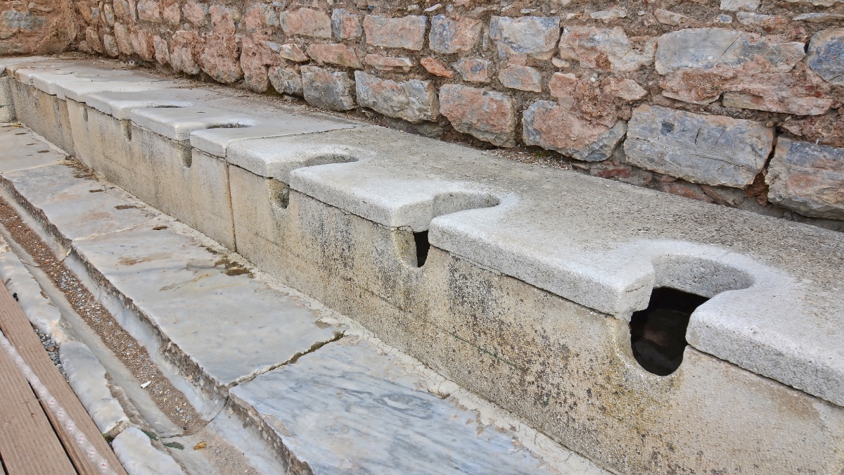 Antike römische öffentliche Latrinen in Ephesus, Türkei.