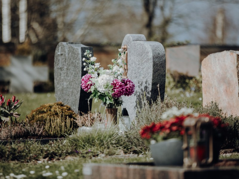 Ein Bild von Grabsteinen auf einem Friedhof.