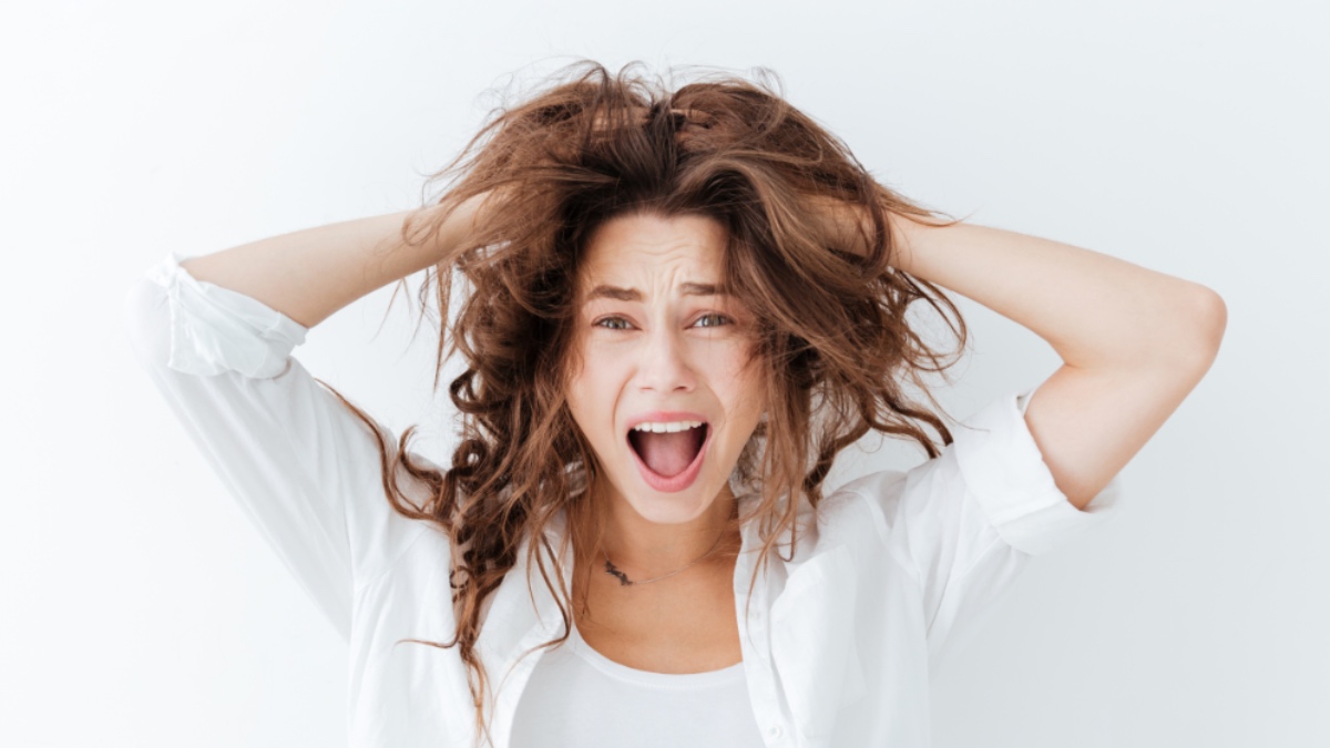 Junge Frau mit schlechten Haaren