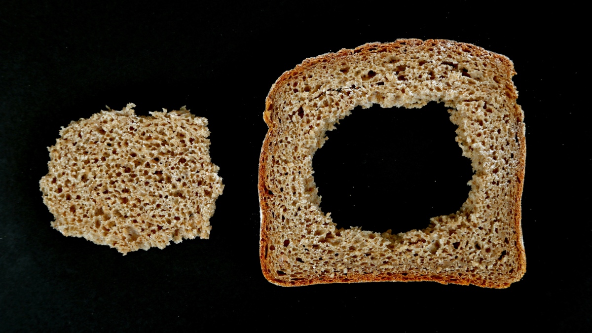 Ein Bild von einer Toastbrotscheibe, die ausgehöhlt wurde.