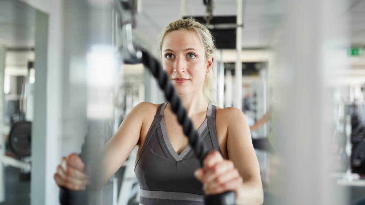 Eine junge Frau im Fitnessstudio.