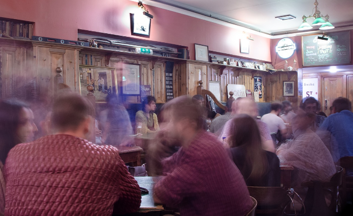 Menschen sitzen in der Kneipe