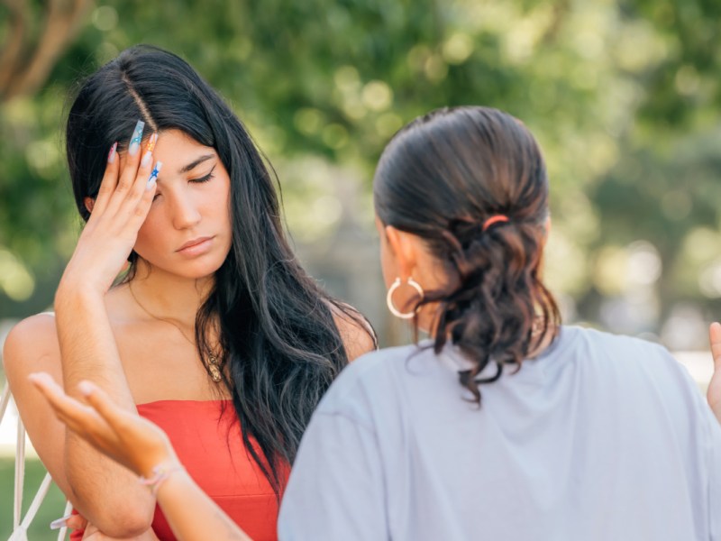 Zwei junge Frauen streiten sich auf der Straße.