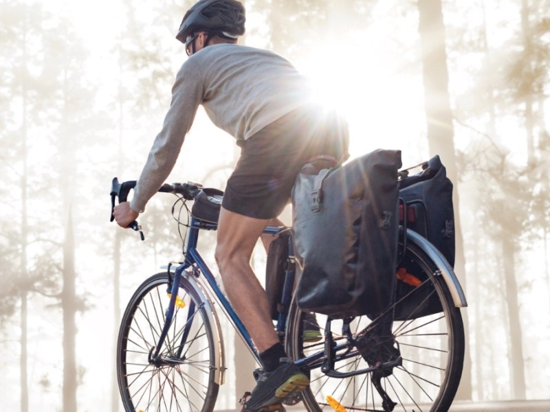 Fahrradfahrer fährt durch den Wald.