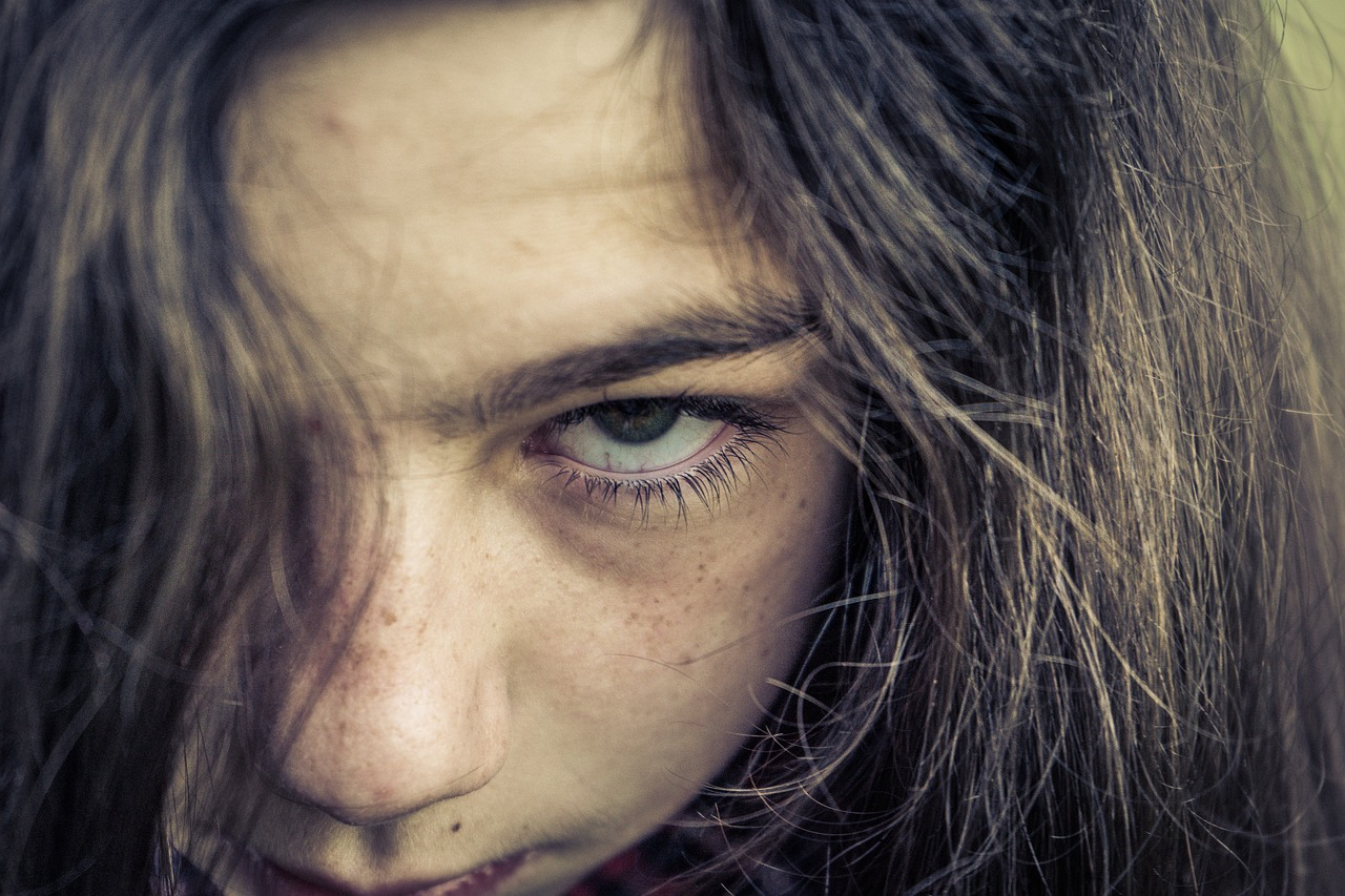 Ein Portrait von einem Mädchen mit gruseligem Blick.