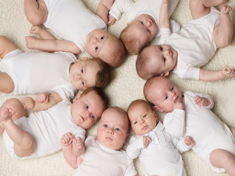 Viele Babys, die im Kreis liegen.