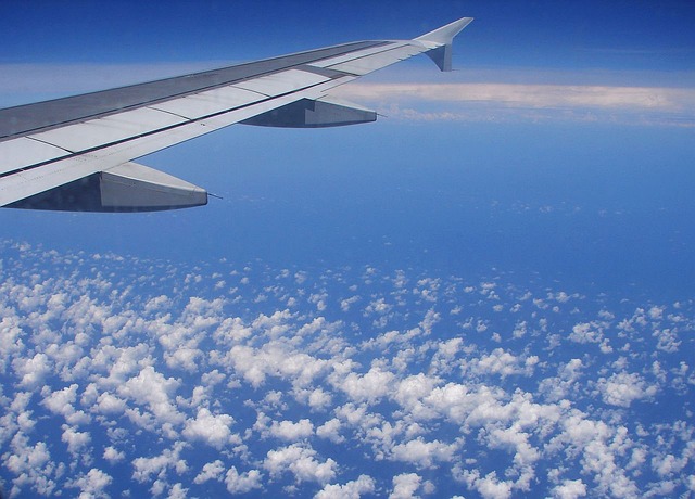 Blick aus einem hochfliegenden Flugzeug.