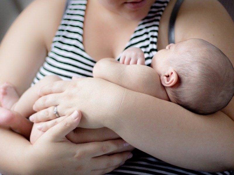 Eine Mutter hält ihr Baby im Arm.