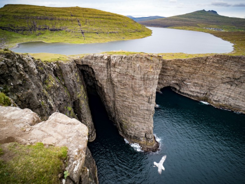 Der Sørvágsvatn oder Leitisvatn ist der größte See der Färöer Inseln.