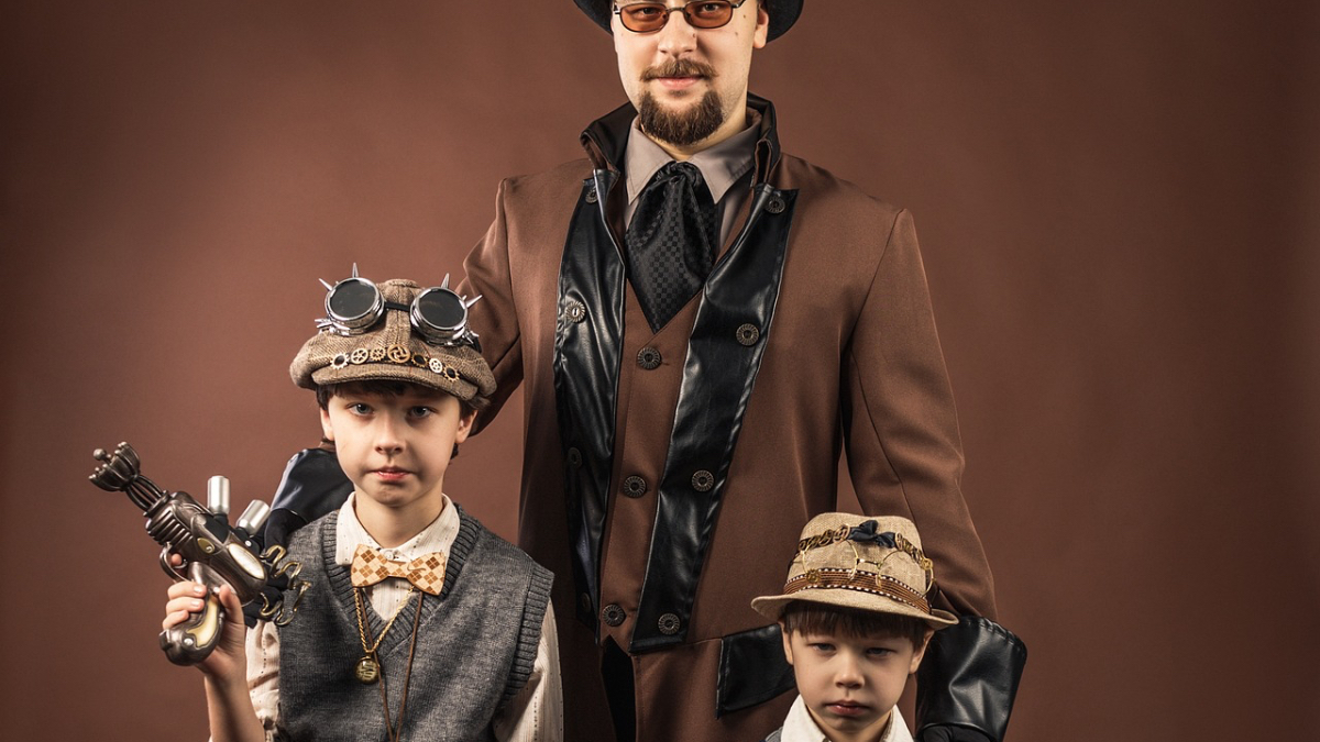 Ein Vater mit seinen Kindern, die an Halloween Steampunk-Kostüme tragen.