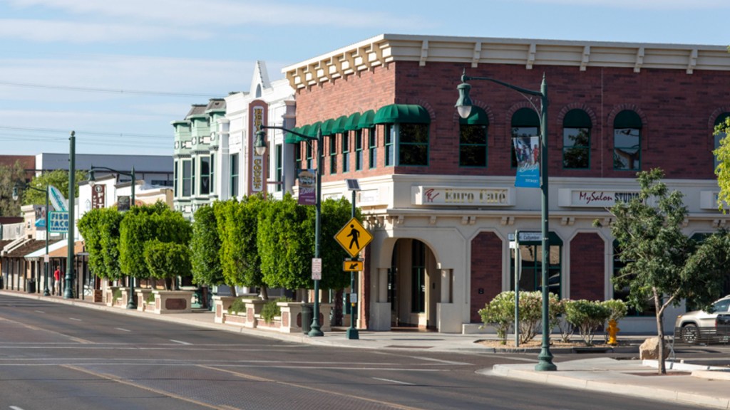 Die Hauptstraße der Kleinstadt Gilbert in Arizona.