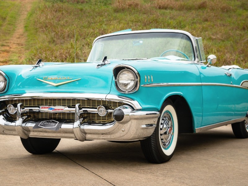 Foto eines hellblauen Chevrolet Bel Air.