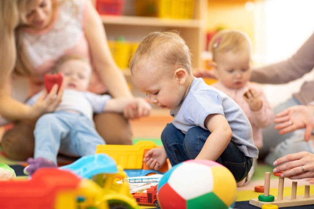 Kinder spielen im Kinderzimmer.