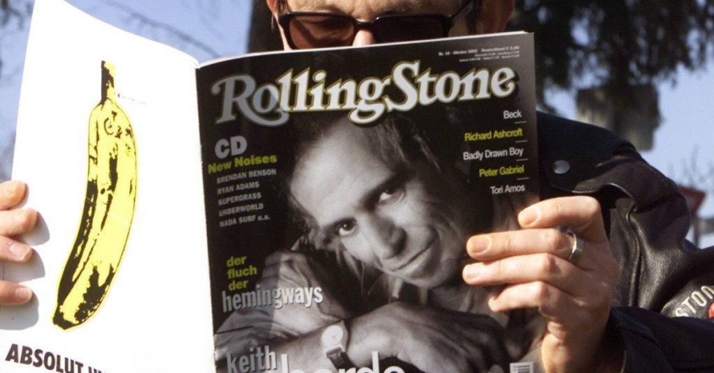 Mann liest im Rolling Stone Magazin